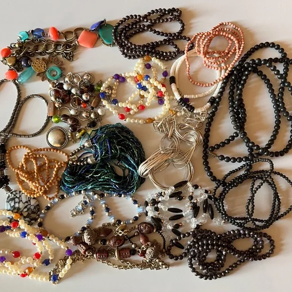 Lot of 17 vintage necklaces - Picture 2 of 3